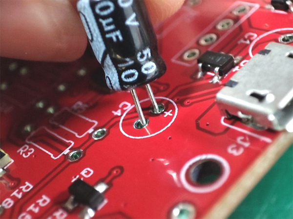 DIY-ESP32-SmartClock-Kit-THT-Capacitor