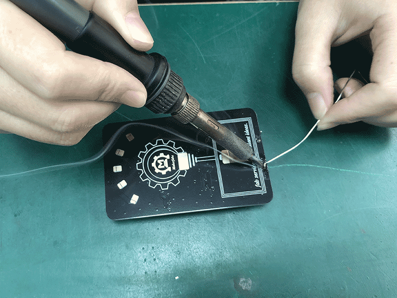 Manually-Soldering-the-battery-holder-of-LED-Lamp
